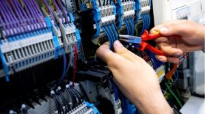 Man sieht einen Elektriker beim Arbeiten