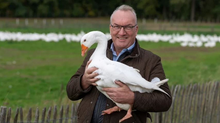Man sieht Lorenz Eskildsen, der Deutsche Geflügelhalter des Jahres mit seiner Gans in der Hand.