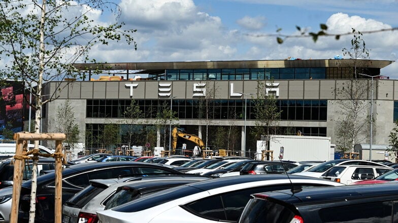 Man sieht die Tesla-Fabrik von außen