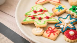 Man sieht einen Teller voller Weihnachtsplätzchen