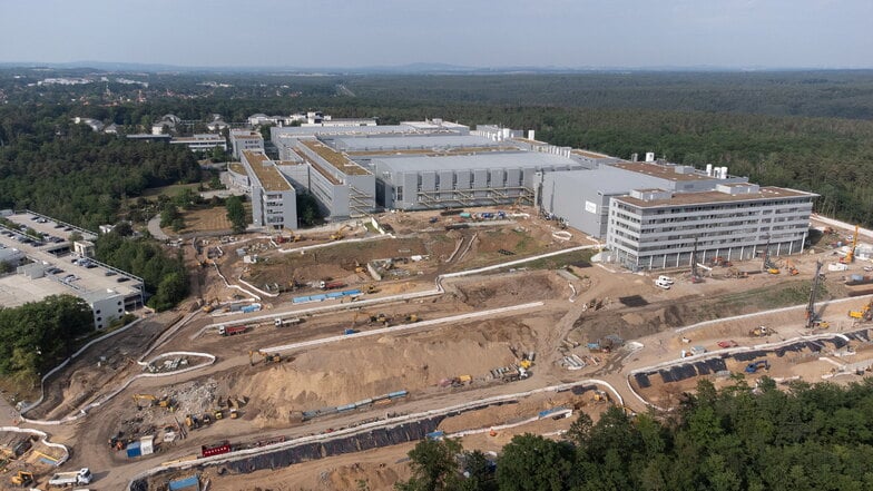 Man sieht eine Baustelle der Firma Infineon in Dresden