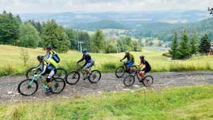 Man sieht Menschen beim Fahrrad fahren