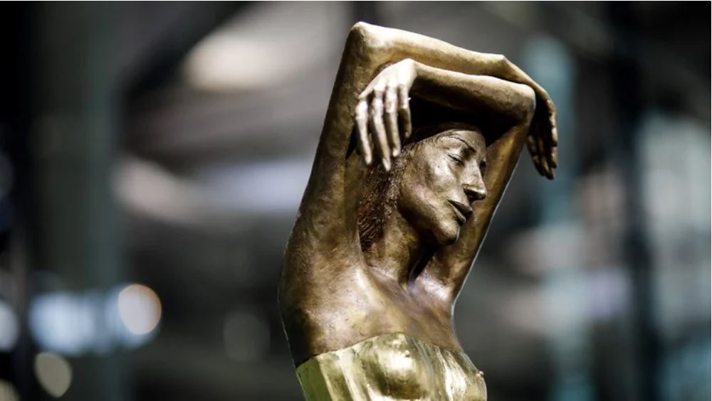 Man sieht die Bronzestatue von Malgorzata Chodakowska