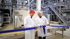 Man sieht Sachsens Ministerpräsident Kretschmer eröffnete am Montag gemeinsam mit Teigwaren-Geschäftsführer Mike Hennig die neue Anlage.