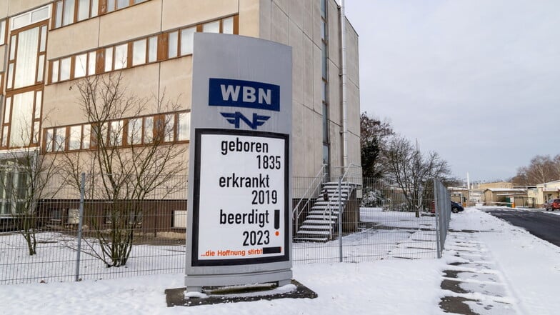Die Nieskyer Waggonbauer haben den Tod ihres Traditionsbetriebes kommen sehen, steht auf einem Schild vor dem Gebäude.