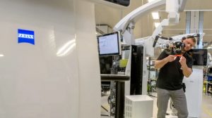 Ein Mitarbeiter montiert bei der Zeiss Meditec AG in Jena ein neurochirurgisches Visualisierungssystem