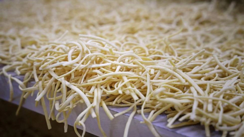 Man sieht die Produktion von Teigwaren (hier Spätzle)