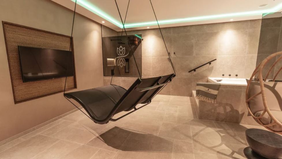Man sieht einen Wellness Spa von Innen.