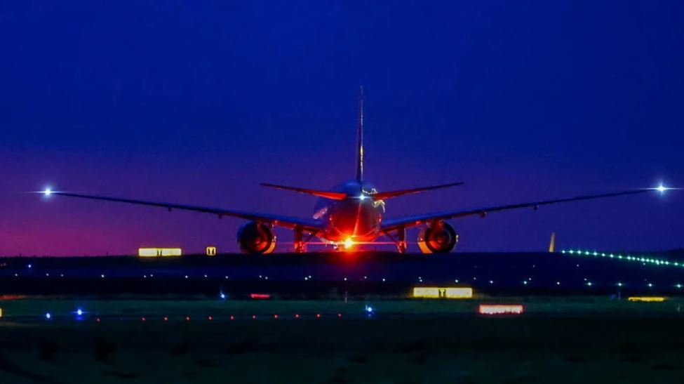 Man sieht einen Flugzeug am Flughafen