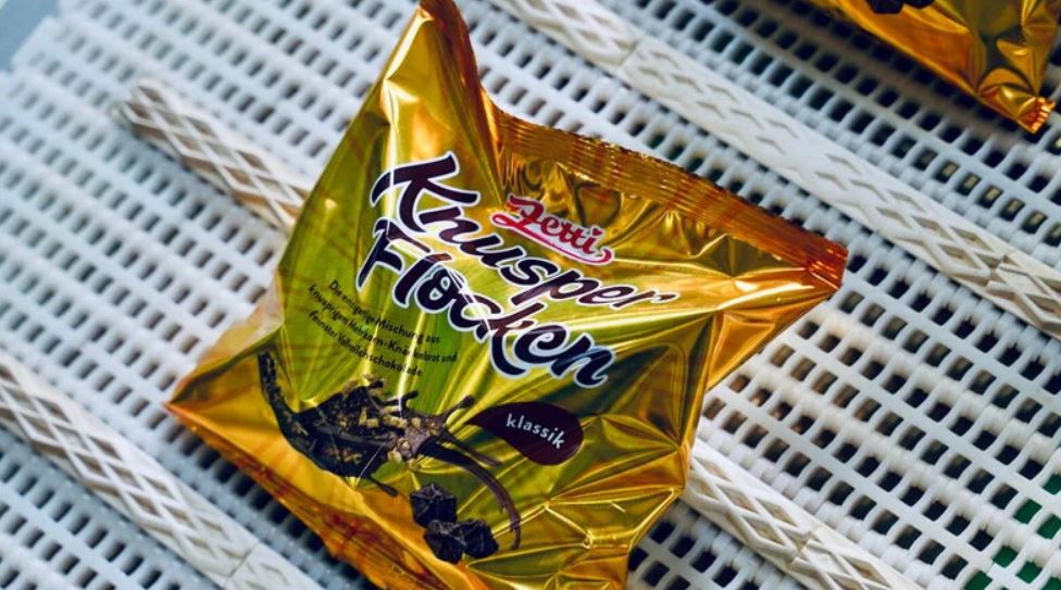 Man sieht eine Packung von Knusper Flocken