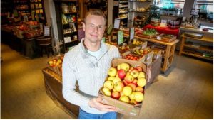 Man sieht Biobauer Michael Görnitz , der seine präsentiert regional produzierten Äpfel und erklärt, warum er den Begriff Subvention falsch findet.