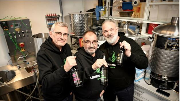 Thomas Henle, Francisco Arroyo-Escobar und Jan J. Weigand (v. l.) im Forschungslabor von Deutschlands erster ausgegründeter Uni-Brauerei in Dresden. Die dort entwickelten Sorten Pils, Hell und Rotbier werden im Brauhaus Hartmannsdorf gebraut. © Foto: SZ/Veit Hengst