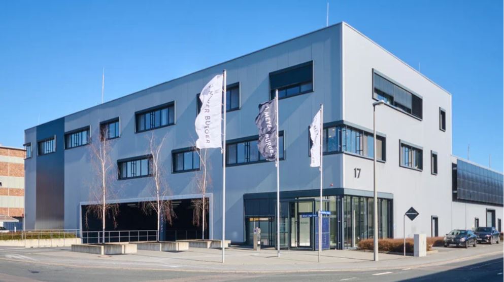 Man sieht die größte Solarmodulfabrik Europas - Meyer-Burger von Außen