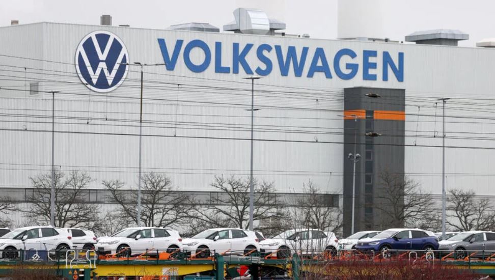 Man sieht das Volkwagen Gebäude von Außen