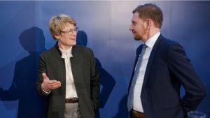 Ministerpräsident Michael Kretschmer diskutiert mit der Professorin für Volkswirtschaftslehre und Mitglied des Sachverständigenrates Wirtschaft, Prof. Dr. Veronika Grimm, an der TU Dresden.
