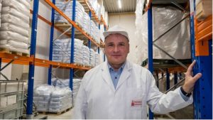 Man sieht Mathias Hoinkis, Geschäftsführer der Süßwarenfabrik Rudolf Hoinkis GmbH, in seiner neuen Lagerhalle.