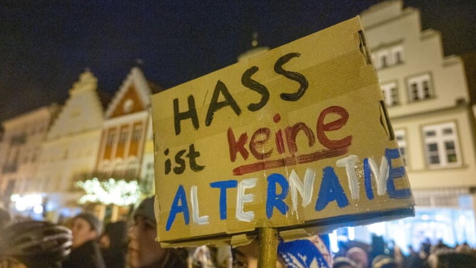 Man sieht Menschen bei einer Demo gegen Rechtsextremismus. Jemand hält den Schild "Hass ist keine Alternative".