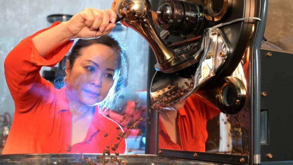Man sieht Thi-Anh-Hong Tran röstet Kaffeebohnen in ihrem neuen Lokal "La Vie Coffee & Gourmet"