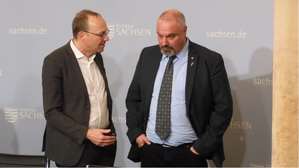 Man sieht Agrarminister Wolfram Günther links und Torsten Krawczyk, Präsident des Landesbauernverbands rechts