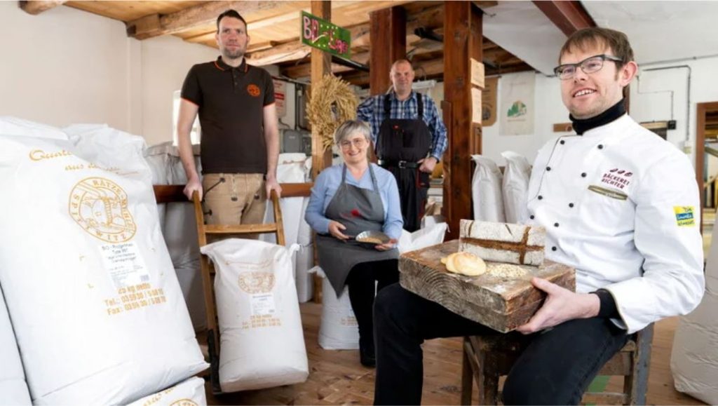 Man sieht von links bis rechts, Müllermeister Sebastian Unger, Kerstin Mickan von Slow Food Lausitz, Bio-Landwirt Ronny Rebisch und Bäckermeister Stefan Richter