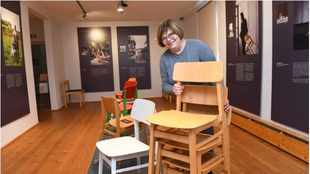 Man sieht Dagmar Klein, die die Sonderausstellung leitet.