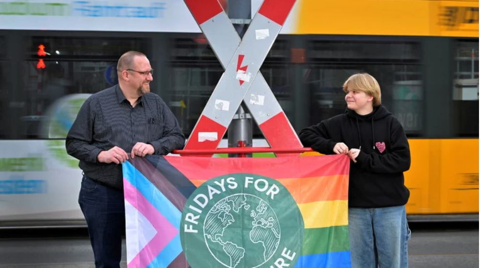 Man sieht Straßenbahnfahrer Wolfgang Fehring und Klimaschützer Anton Festag