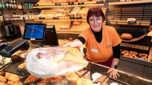 Man sieht Manuela Grohmann, Verkäuferin in der Bäckerei Tschirch