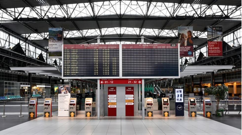 Man sieht die Abflugtafel im Dresdner Flughafen-Terminal