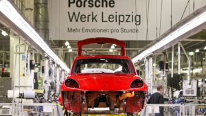 Man sieht ein Porsche Auto im Porsche Werk Leipzig