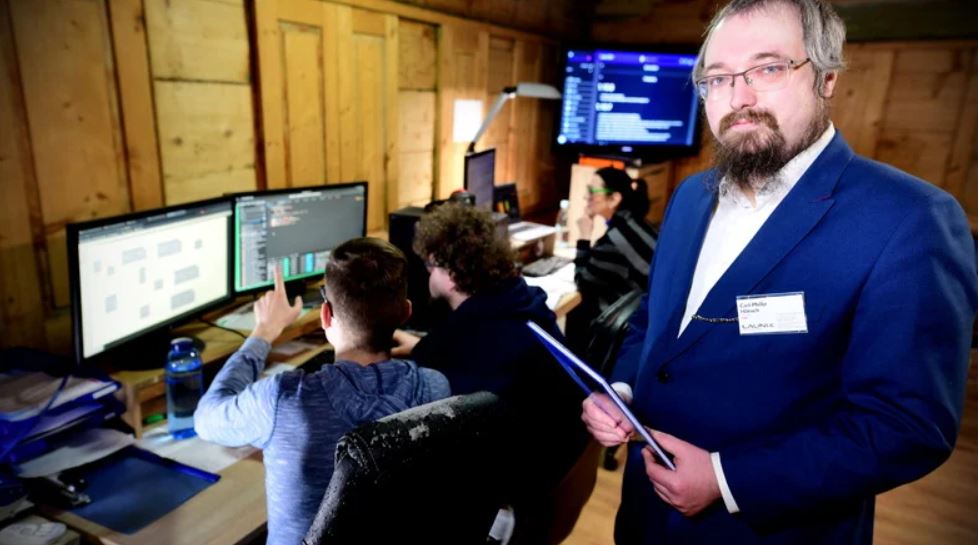 Man sieht Carl-Philip Hänsch, Chef der Neugersdorfer IT-Firma Launix