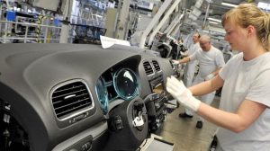 Man sieht Manja Rockstroh bei der Montage von Volkswagen-Autos
