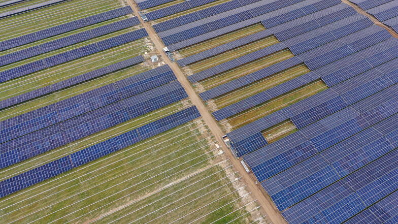 Man sieht ein Energiepark mit Solarpaneelen.