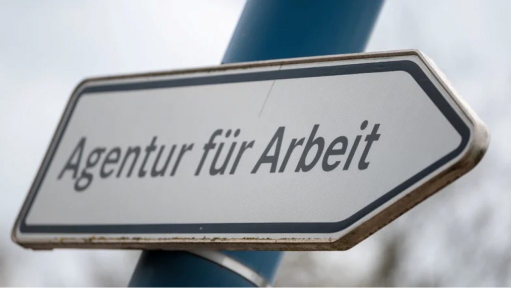 Man sieht ein Schild mit der Aufschrift "Agentur für Arbeit"