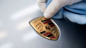 Das Bild zeit das Porsche Logo.