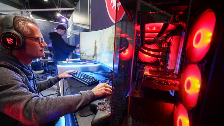 Man sieht einen Gamer.