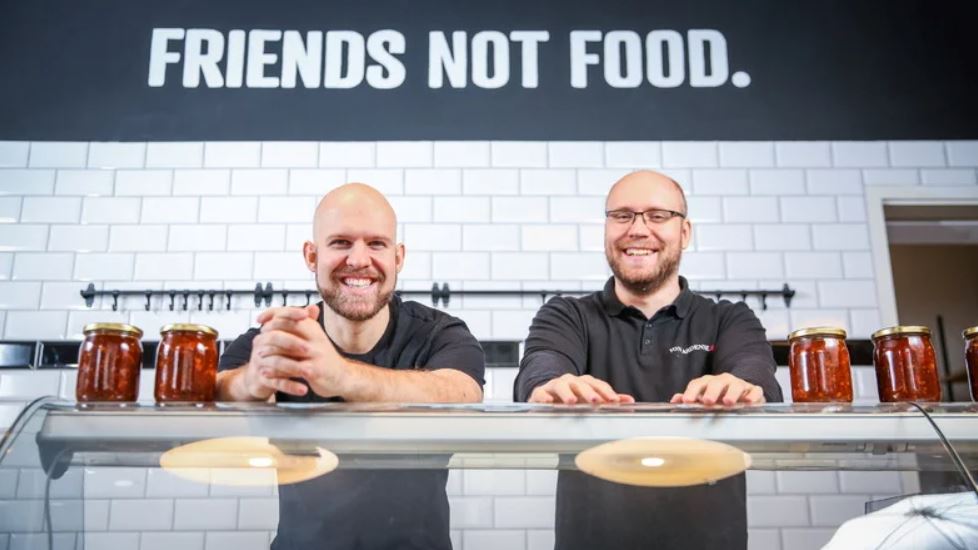 Man sieht die zwei Besitzer der veganen Fleischerei auf dem Bischofsweg