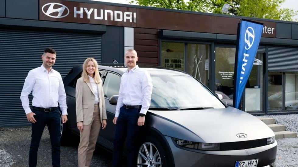 Man sieht Hyundai-Verkaufsleiter Tom Heinzelmann, Geschäftsführerin Elisa Winter und Verkaufsberater Robin Baumbach