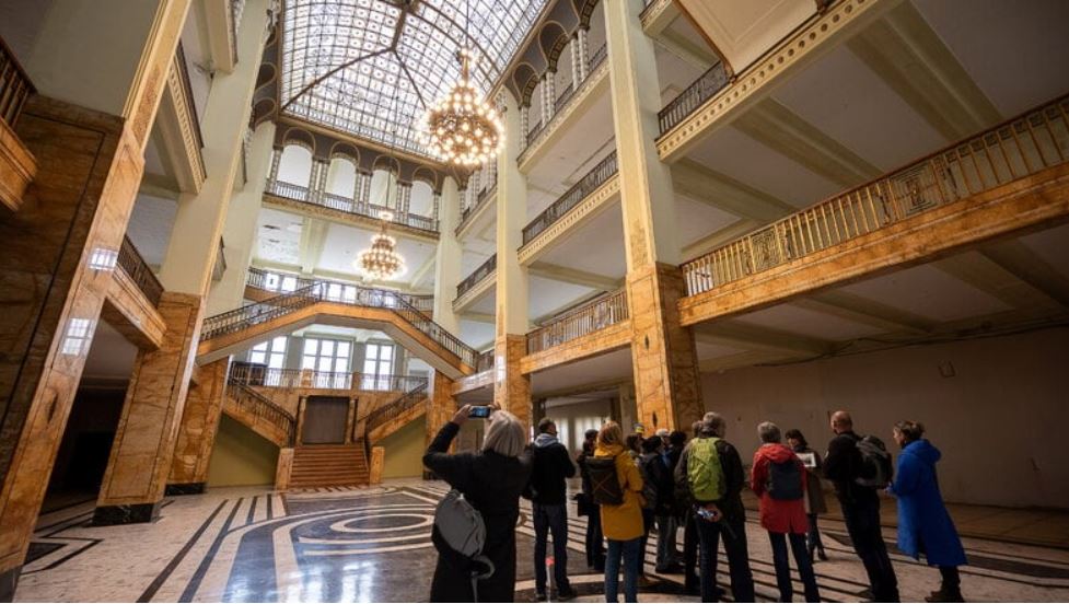 Man sieht das Görlitzer Kaufhaus mit einer Gruppe von Touristen