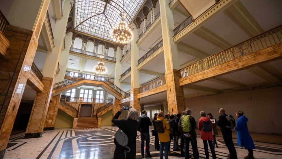 Man sieht das Görlitzer Kaufhaus mit einer Gruppe von Touristen