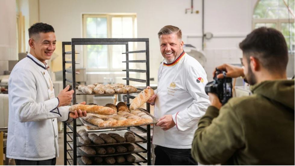Man sieht Dresdner Bäckermeister Juan Rüdrich und René Krause