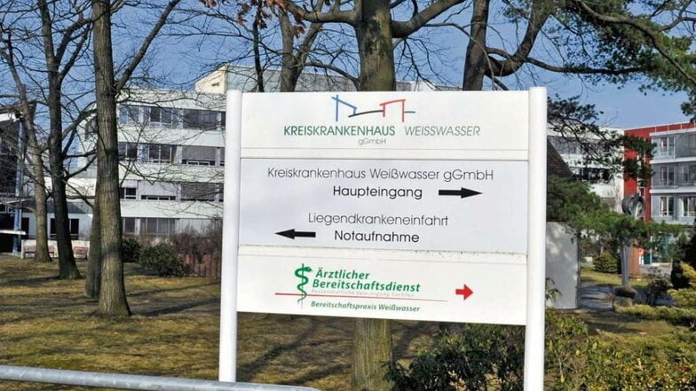 Man sieht ein Schild das zum Weißwasser Krankenhaus zeigt.