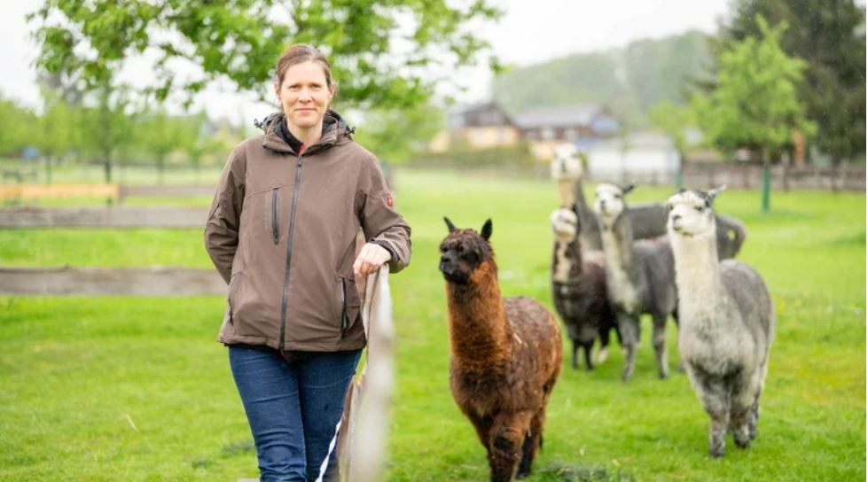 Man sieht Claudia Scharff, Geschäftsführerin des Obstbauunternehmens und der Früchteverarbeitung in Sohra