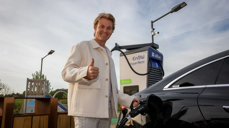 Man sieht Nico Rosberg an einer E-Ladestation.