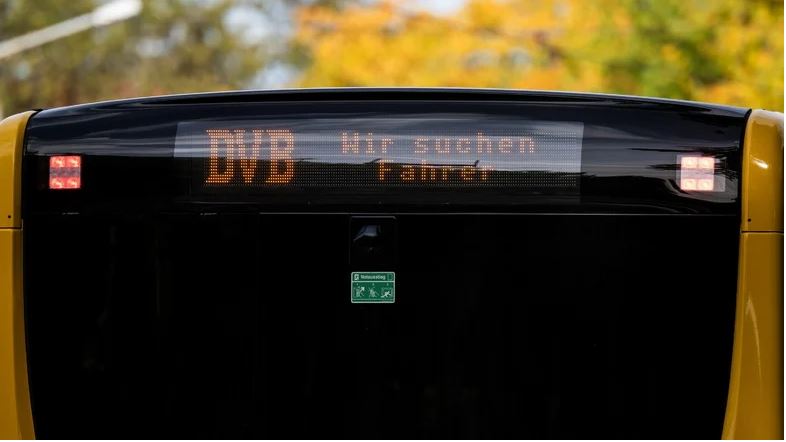 Man sieht auf einem Bus von DVB "Wir suchen Fahrer"