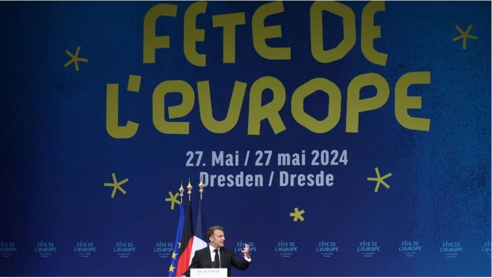 Man sieht Emmanuel Macron, Präsident von Frankreich, vor der Presse