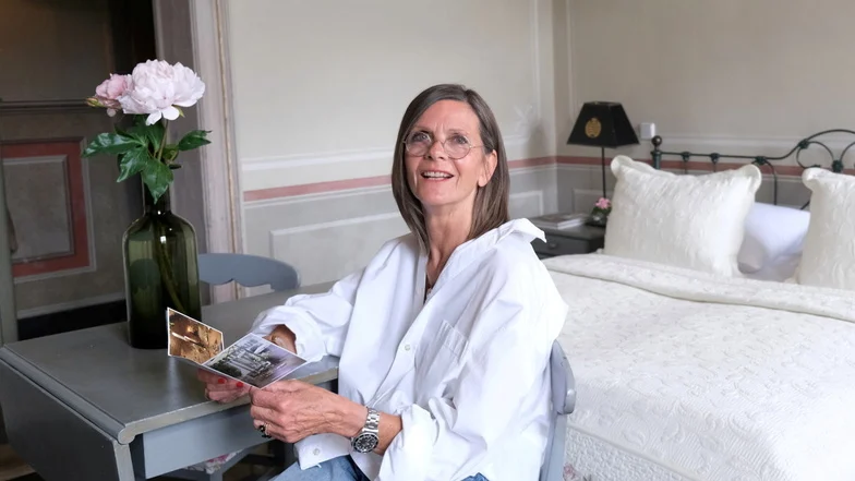 Man sieht eine Frau im Urlaub.