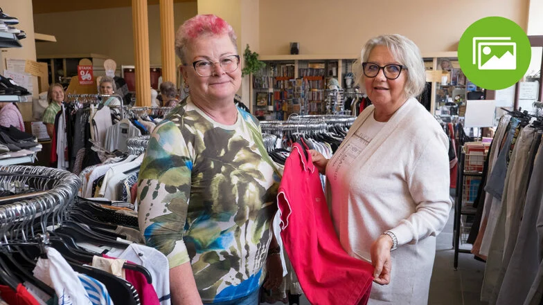 Man sieht zwei Damen in einem Modegeschäft.