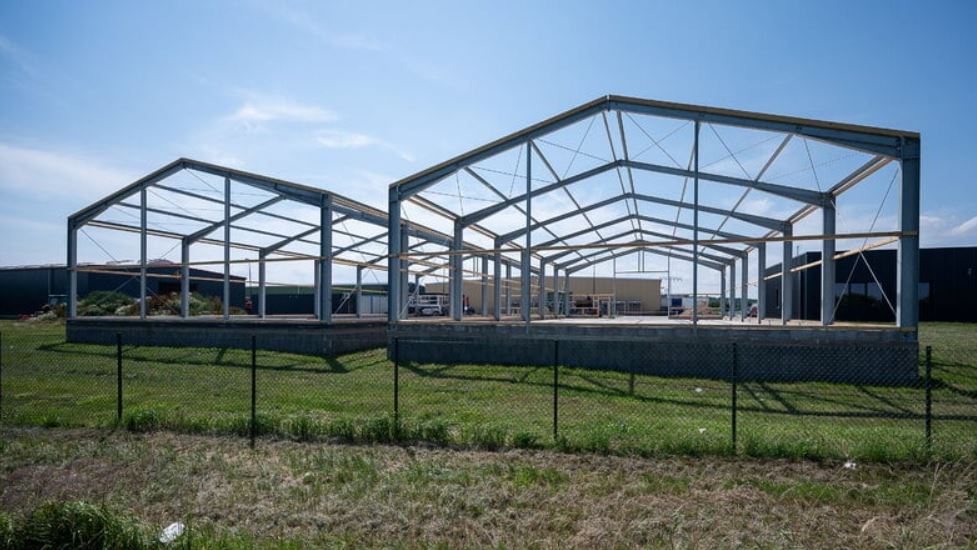 Man sieht die neuen Lagerhallen von Ilzhöfer Palettenservice GmbH