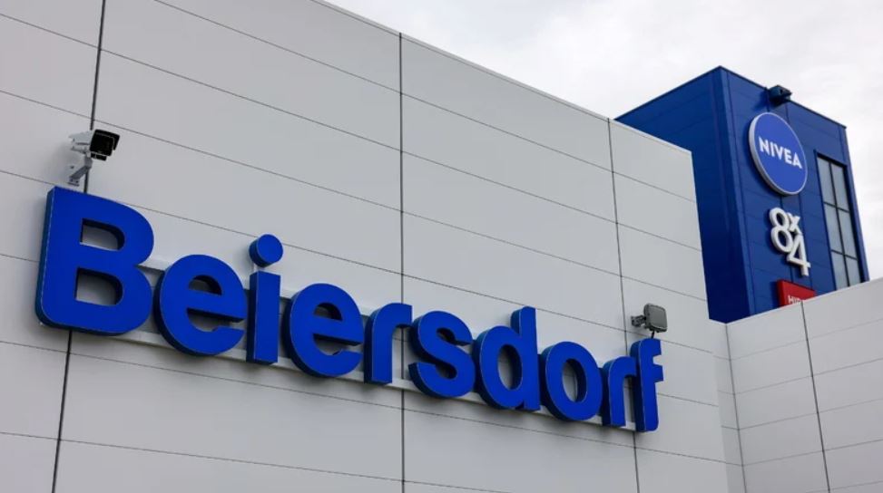 Man sieht die Firma Beiersdorf von außen