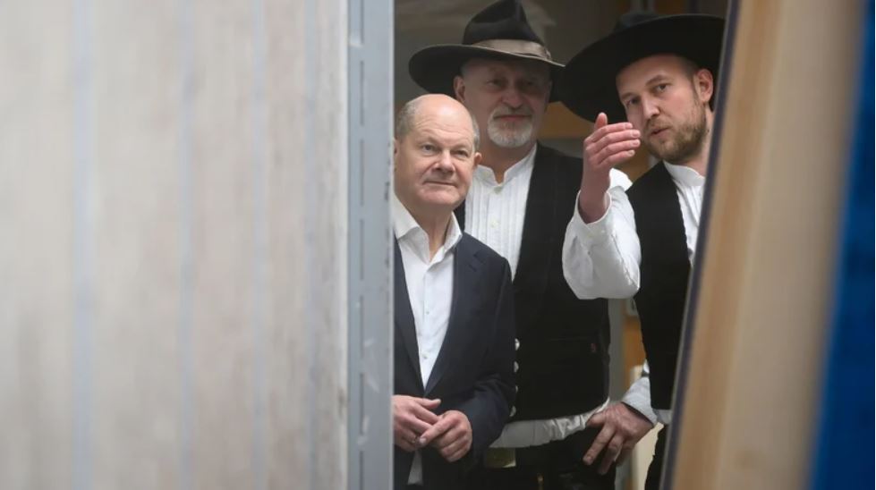 Man sieht Bundeskanzler Olaf Scholz in einer Holzbaufirma.